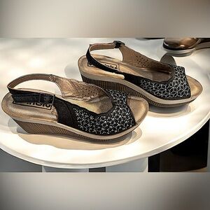 Inblu Stylish wooden Wedge heels size 6.5